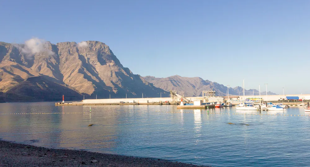 Puerto de Agaete con los acantilados del noroeste al fondo.