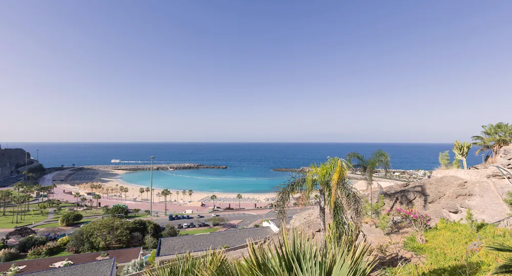 Playa de Amadores con su agua turquesa en el sur de Gran Canaria.