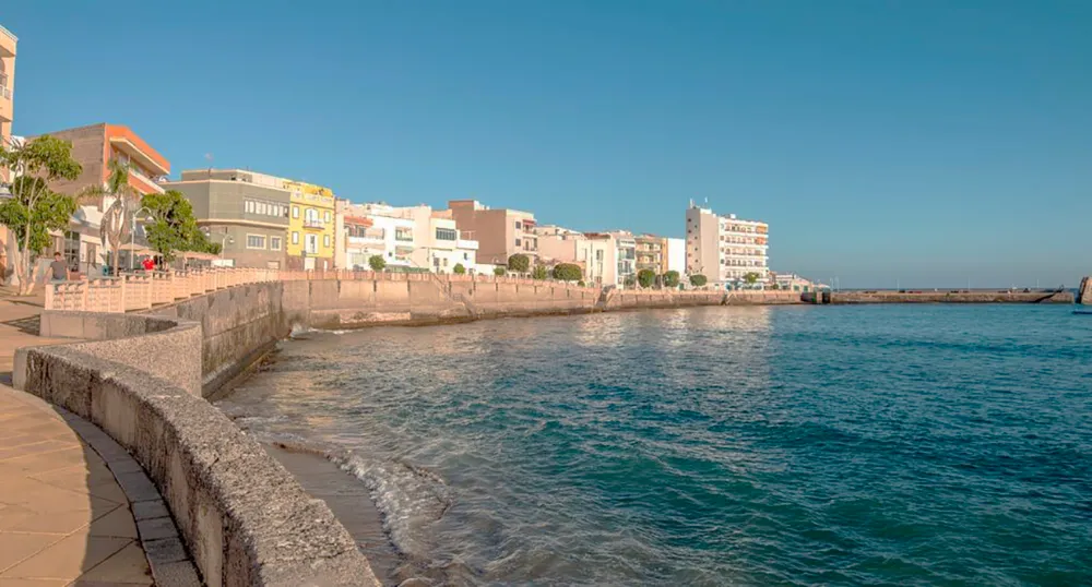 Paseo marítimo de Arinaga junto al mar.