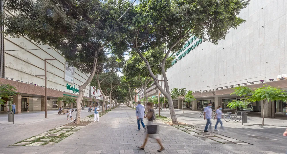 Avenida de Mesa y López con su bulevar arbolado y peatones.