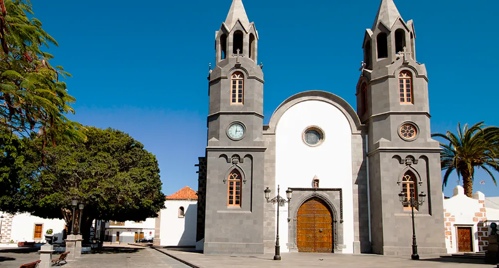 Basílica de San Juan Bautista en Telde, con palmeras.